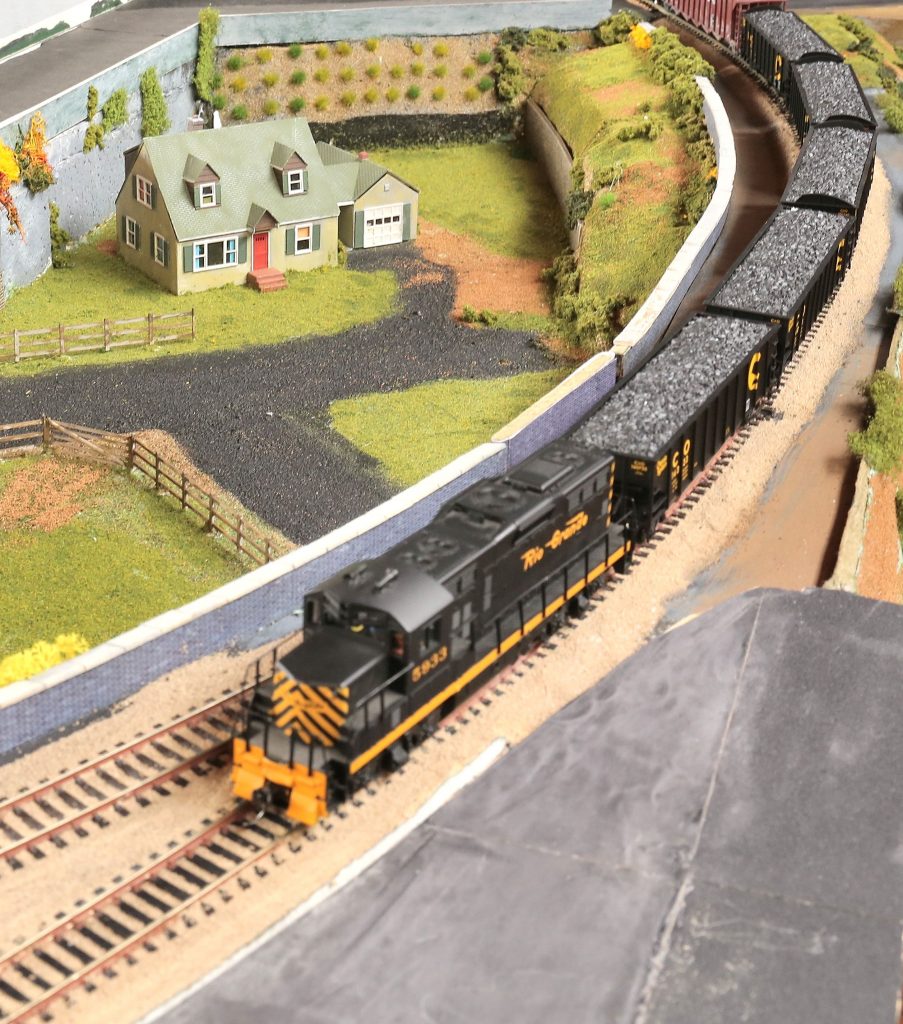 Rio Grande Railroad loco 5933 leads a block coal train around the curve into Youngstown Station